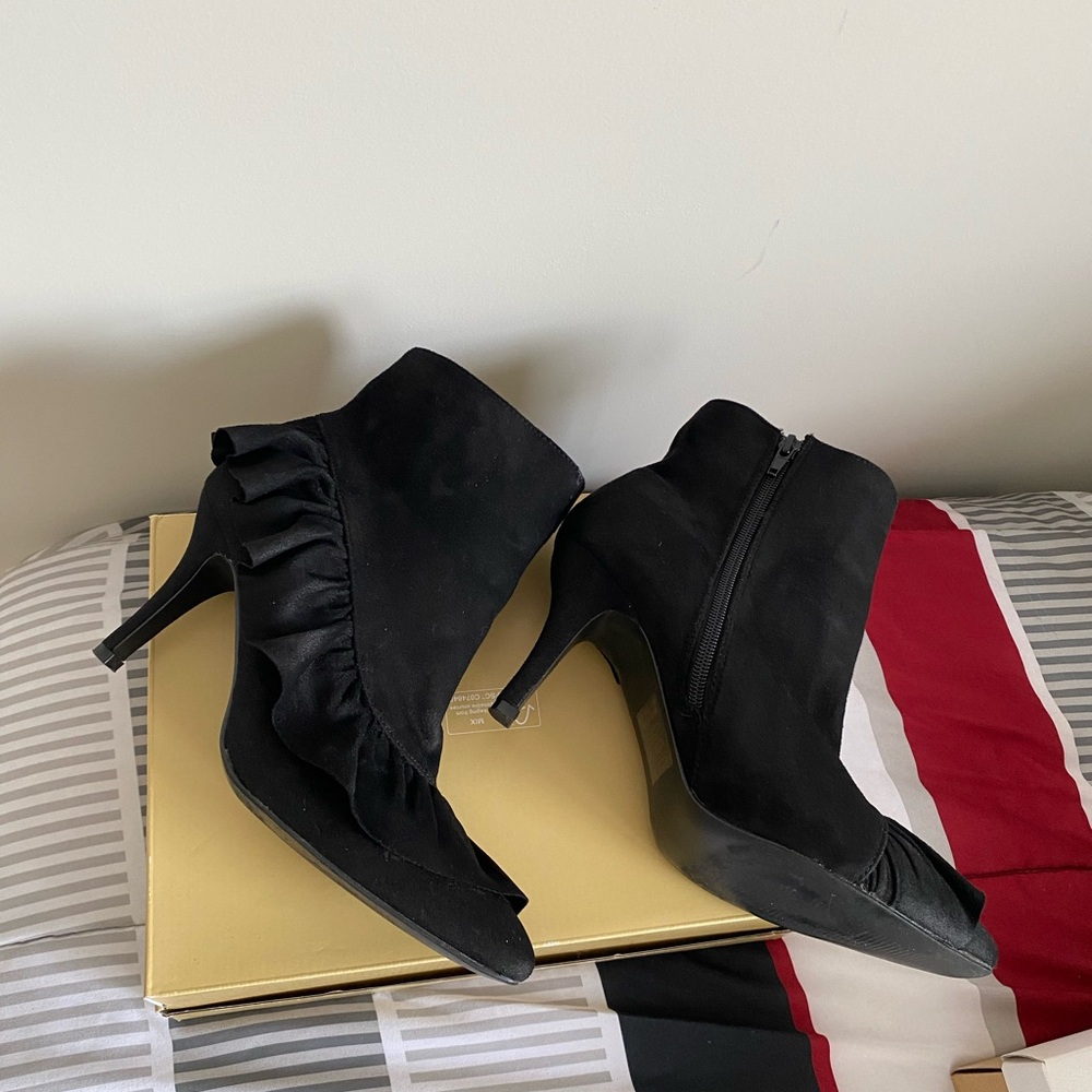 Elegant Black Ankle Boots - Picture 5 of 8